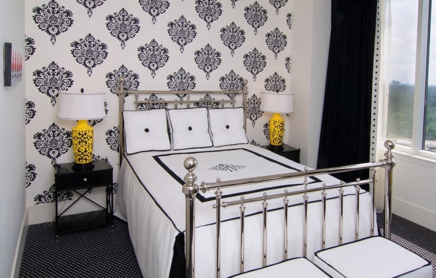 Um den Innenraum nicht zu überlasten, sollte eine weiße Tapete mit einem großen schwarzen Muster nur für einen Teil der Wände verwendet werden. Um den Innenraum nicht zu überlasten, sollte eine weiße Tapete mit einem großen schwarzen Muster nur für einen Teil der Wände verwendet werden.