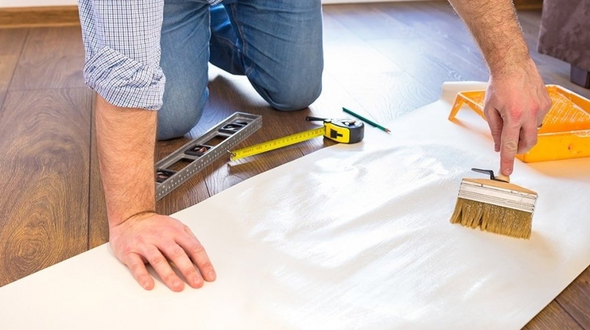 Damit das Finish von hoher Qualität ist, sollten Sie zuerst die Anweisungen zum Kleben des ausgewählten Tapetentyps lesen Damit das Finish von hoher Qualität ist, sollten Sie zuerst die Anweisungen zum Kleben des ausgewählten Tapetentyps lesen