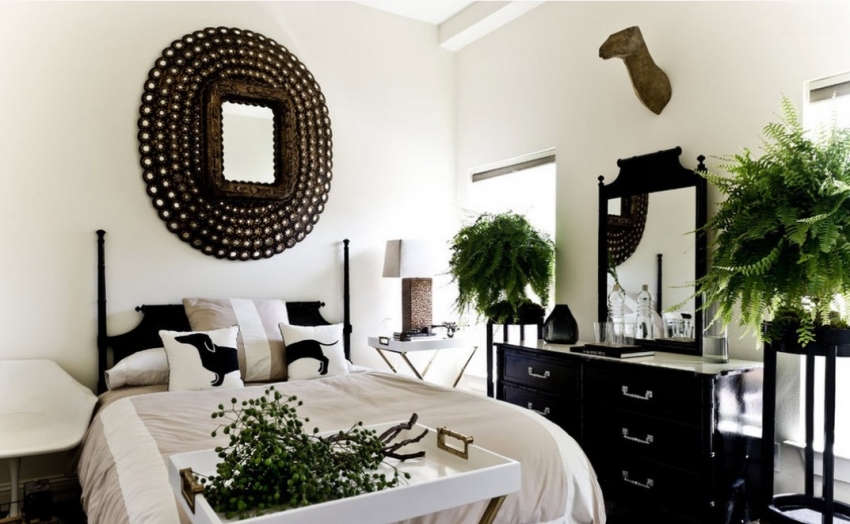 Weiße Tapeten im Innenraum lassen auf helle Akzente schließen - Pflanzen, Spiegel, Gemälde oder Tafeln Weiße Tapeten im Innenraum lassen auf helle Akzente schließen - Pflanzen, Spiegel, Gemälde oder Tafeln