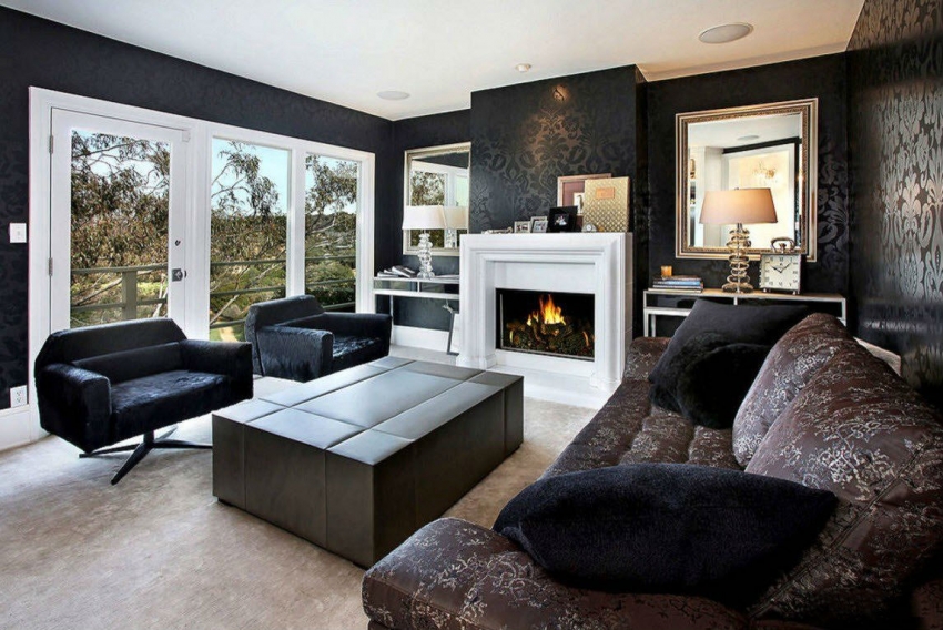 Ein Beispiel für ein harmonisches Design mit schwarzer Tapete und Blumenmuster Ein Beispiel für ein harmonisches Design mit schwarzer Tapete und Blumenmuster