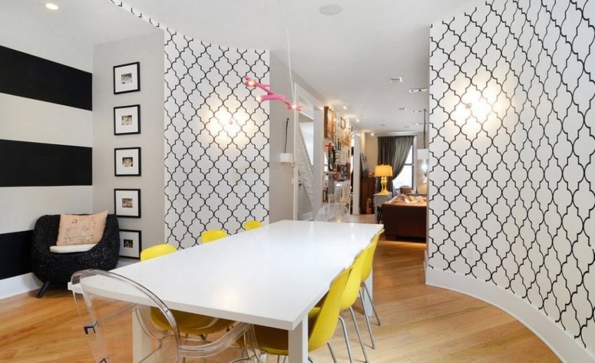 Ein Beispiel für eine erfolgreiche Kombination von Schwarz-Weiß-Tapeten mit einem Muster und einer Wandmalerei Ein Beispiel für eine erfolgreiche Kombination von Schwarz-Weiß-Tapeten mit einem Muster und einer Wandmalerei