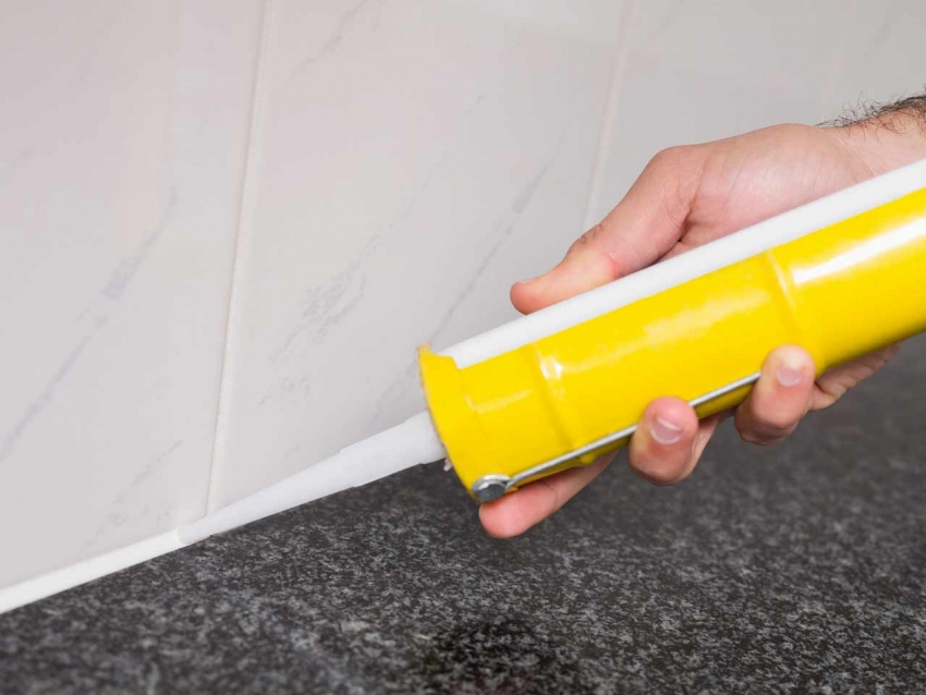 Οι αρμοί μεταξύ του πλακιδίου και του τοίχου πρέπει να είναι σφραγισμένοι Οι αρμοί μεταξύ του πλακιδίου και του τοίχου πρέπει να είναι σφραγισμένοι