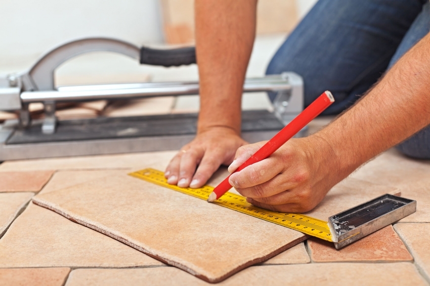 Σε περίπτωση επιλογής ενός σύνθετου μοτίβου, τα πλακίδια πρέπει πρώτα να κοπούν στο μέγεθος, να τοποθετηθούν στην επιφάνεια και, βεβαιωθείτε ότι όλες οι αρθρώσεις είναι ομοιόμορφες, αρχίστε να τοποθετείτε Σε περίπτωση επιλογής ενός σύνθετου μοτίβου, τα πλακίδια πρέπει πρώτα να κοπούν στο μέγεθος, να τοποθετηθούν στην επιφάνεια και, βεβαιωθείτε ότι όλες οι αρθρώσεις είναι ομοιόμορφες, αρχίστε