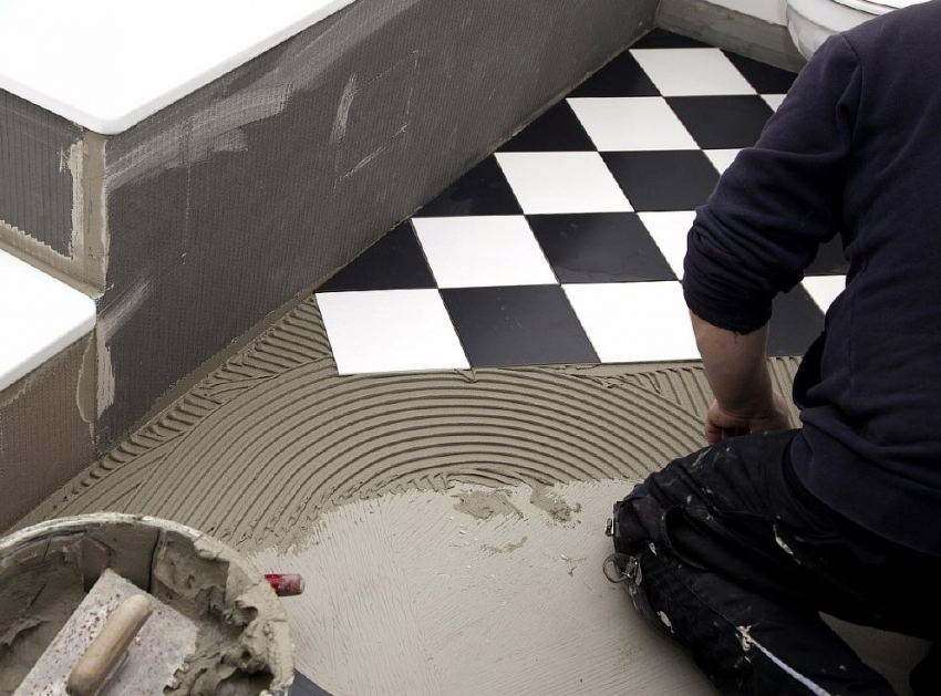 Η διαγώνια μέθοδος εγκατάστασης χρησιμοποιείται συχνά με δύο αποχρώσεις κεραμικών πλακιδίων. Η διαγώνια εγκατάσταση χρησιμοποιείται συχνά με δύο αποχρώσεις κεραμικών πλακιδίων