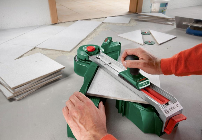 Μπορείτε να επιτύχετε ομαλές περικοπές στα πλακάκια χρησιμοποιώντας ένα κόφτη πλακιδίων Μπορείτε να επιτύχετε ομαλές περικοπές στα πλακάκια χρησιμοποιώντας κόφτη πλακιδίων