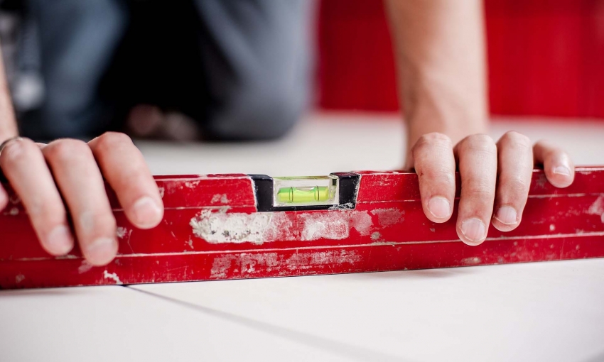 Μετά την εγκατάσταση των πλακιδίων, είναι απαραίτητο να ελέγξετε ξανά το επίπεδο τοποθέτησης Μετά την εγκατάσταση των πλακιδίων, είναι απαραίτητο να ελέγξετε ξανά το επίπεδο τοποθέτησης