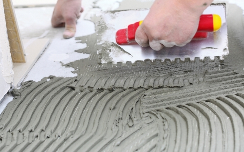 Følg instruksjonene på pakken når du klargjør fliselimet. Følg instruksjonene på pakken når du klargjør fliselimet.