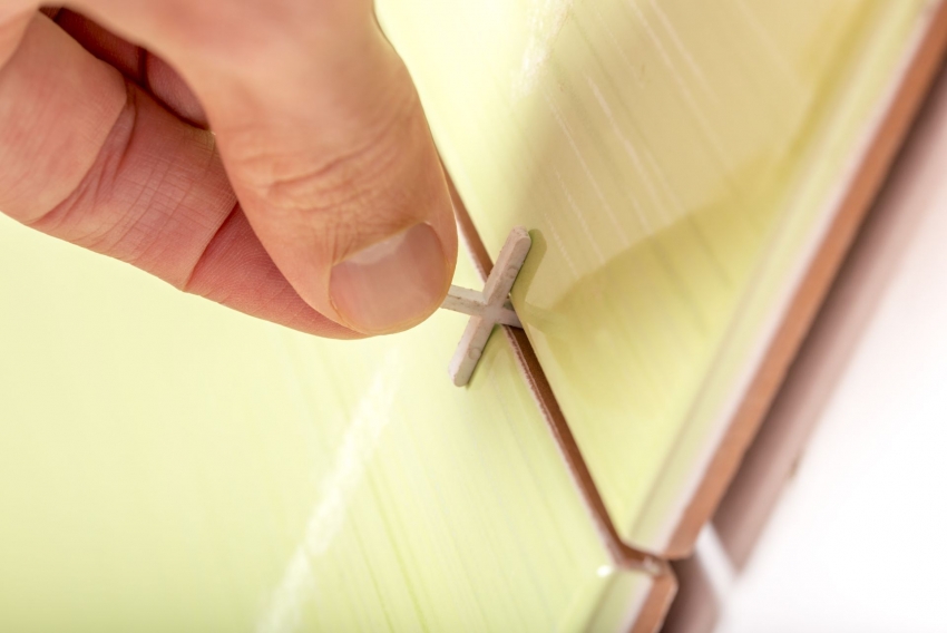 Når du arbeider med fliser, er det nødvendig å bruke spesielle kryss som hjelper med å kontrollere bredden på sømmene og høyden på hvert element. Når du arbeider med fliser, er det nødvendig å bruke spesielle kryss som hjelper med å kontrollere bredden på sømmene og høyden på hvert element.