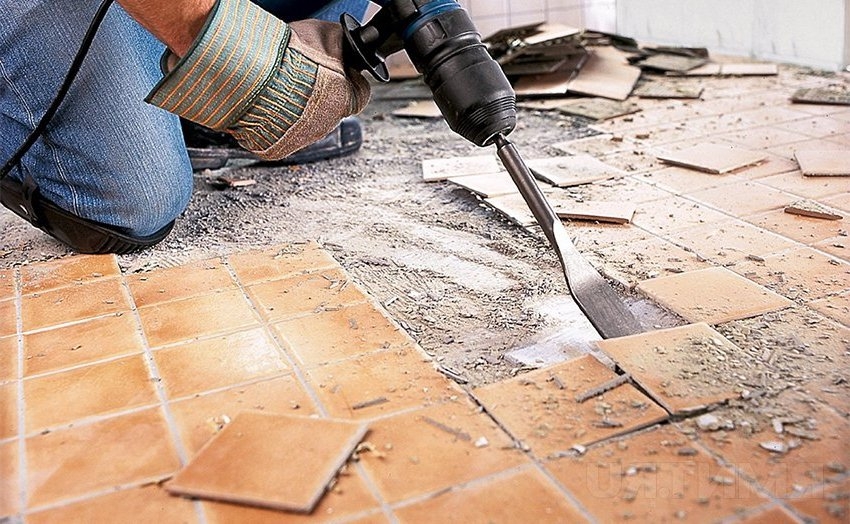 Ved hjelp av et slag kan du raskt fjerne gamle fliser fra overflaten Ved hjelp av et slag kan du raskt fjerne gamle fliser fra overflaten