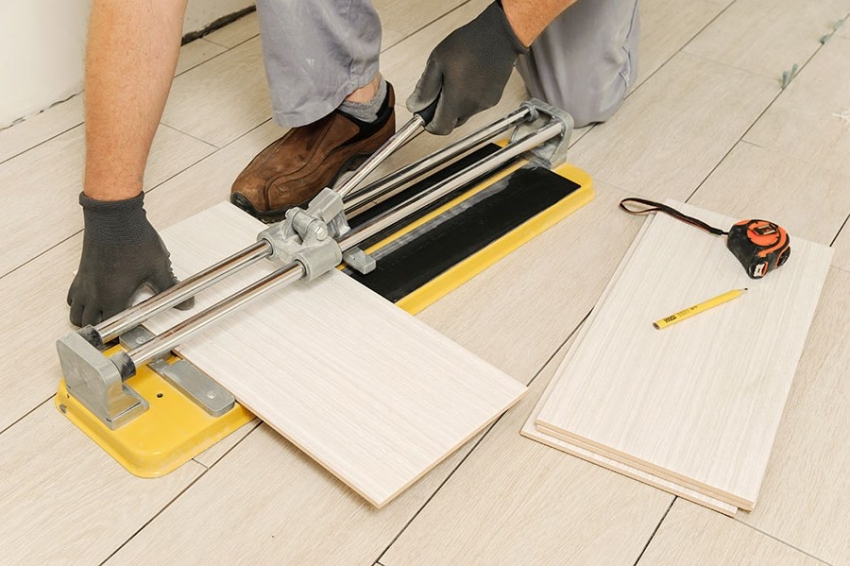 For å kutte keramiske fliser av høy kvalitet, bør du bruke flisekutter eller kvern For å kutte keramiske fliser av høy kvalitet, bør du bruke flisekutter eller kvern