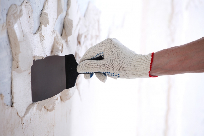 Hovedfasen av overflatebehandling før du legger fliser er å utjevne overflaten med gips Hovedfasen av overflatebehandling før du legger fliser er å utjevne overflaten med gips