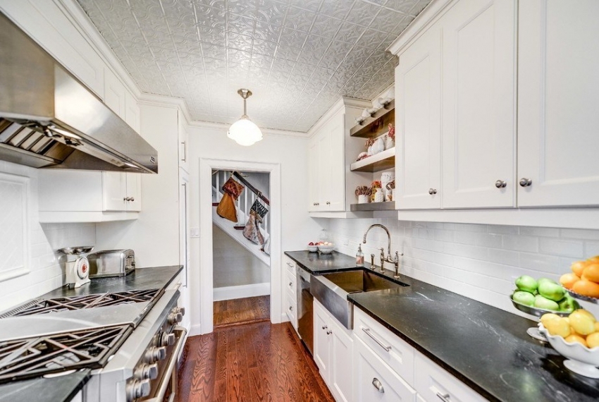 Plăcile de injecție nu se tem de efectele aburului și umezelii, deci pot fi folosite pentru finisarea tavanului în baie și bucătărie Plăcile de injecție nu se tem de efectele aburului și umezelii, deci pot fi folosite pentru finisarea tavanului în baie și bucătărie