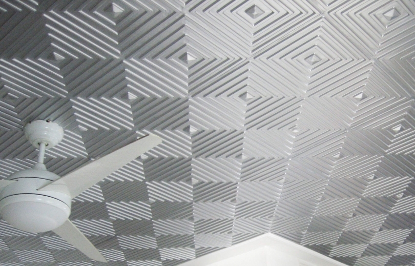 Pentru a termina chiar și tavanul cu dale sub formă de romburi sau o tablă de șah, ar trebui să împărțiți tavanul în părți și să le marcați suplimentar Pentru a termina chiar și tavanul cu dale sub formă de romburi sau o tablă de șah, ar trebui să împărțiți tavanul în părți și să le marcați suplimentar