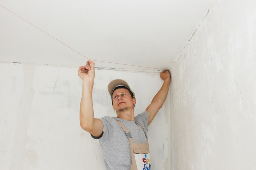 Marcarea se poate face cu fir vopsit sau folosind un indicator și creion laser Marcarea se poate face cu fir vopsit sau folosind un indicator și creion laser