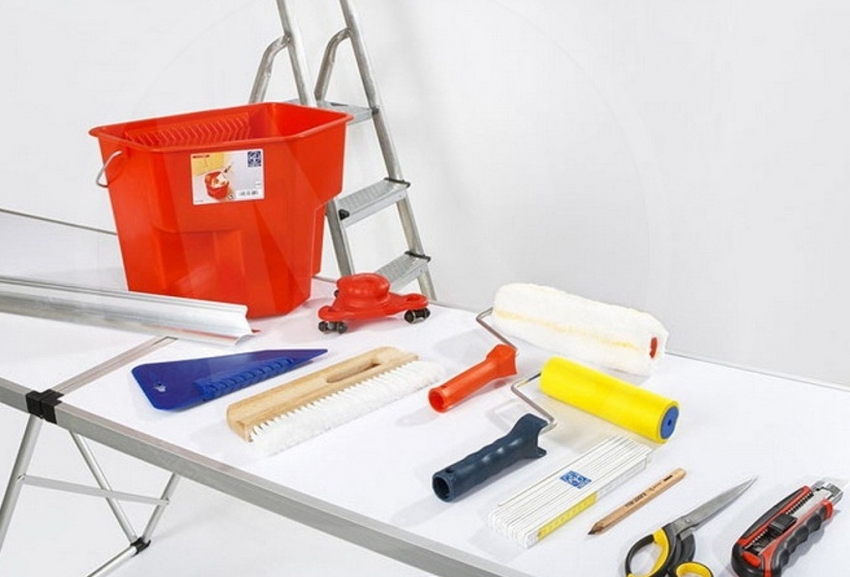 Adesea, adezivul pentru plăci de tavan se usucă foarte repede, așa că cel mai bine este să pregătiți în prealabil toate instrumentele necesare Adesea, adezivul pentru plăci de tavan se usucă foarte repede, așa că cel mai bine este să pregătiți în prealabil toate instrumentele necesare