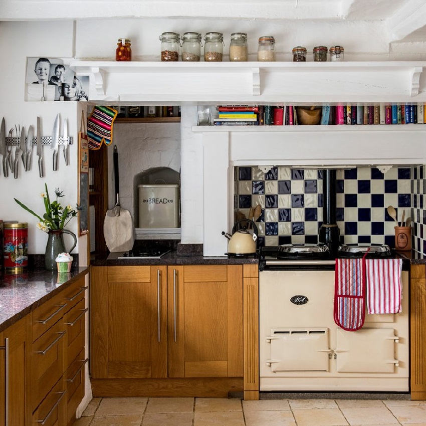 Mustavalkoiset neliön laatat keittiön esiliinan suunnittelussa Mustavalkoiset neliön laatat keittiön esiliinan suunnittelussa