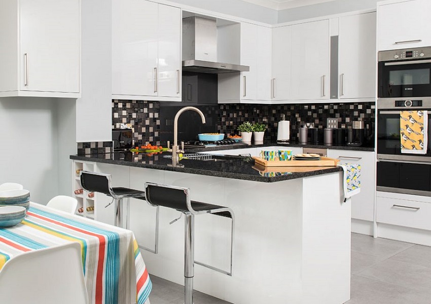 Esiliina mustavalkoisena mosaiikkina Esiliina mustavalkoisena mosaiikkina