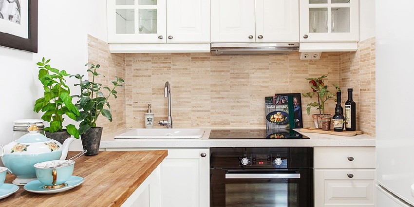 Esiliina on valmistettu beigeistä väreistä Esiliina on valmistettu beigeistä väreistä