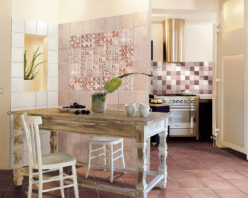 Harmoninen yhdistelmä laattavärejä keittiön sisätiloissa Harmoninen yhdistelmä laattavärejä keittiön sisätiloissa