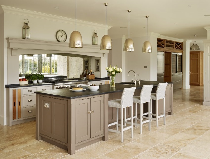 Laatalla, jossa on tahroja, lika on vähemmän havaittavissa Laatalla, jossa on tahroja, lika on vähemmän havaittavissa