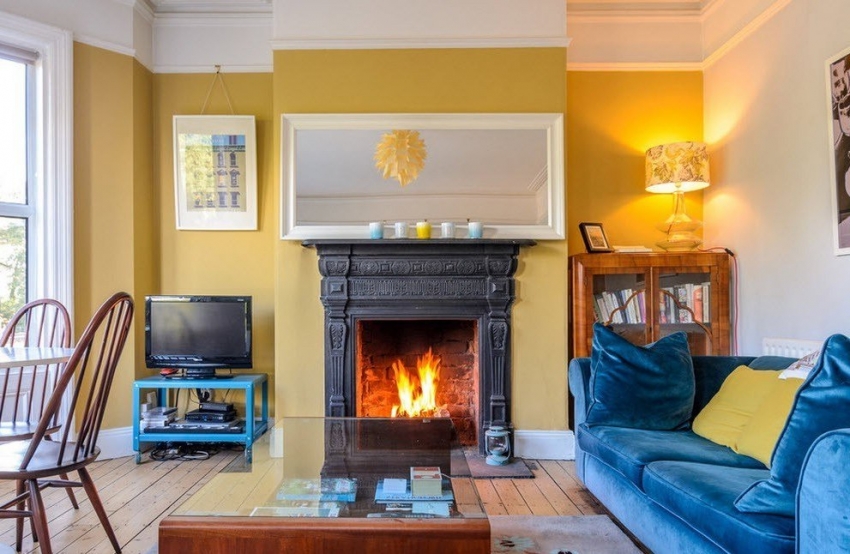 В случай на използване на няколко вида тапети при декориране на хол, важно е да се вземе предвид цветовата комбинация на стени с мебели В случай на използване на няколко вида тапети при декориране на хол, важно е да се вземе предвид цветовата комбинация на стени с мебели