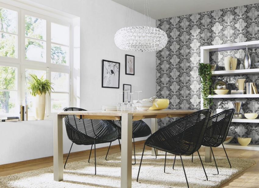 Ако холът е на слънчевата страна, можете да използвате комбинация от черно-бели тапети, за да го украсите. Ако холът е на слънчевата страна, можете да използвате комбинация от черно-бели тапети, за да го украсите.