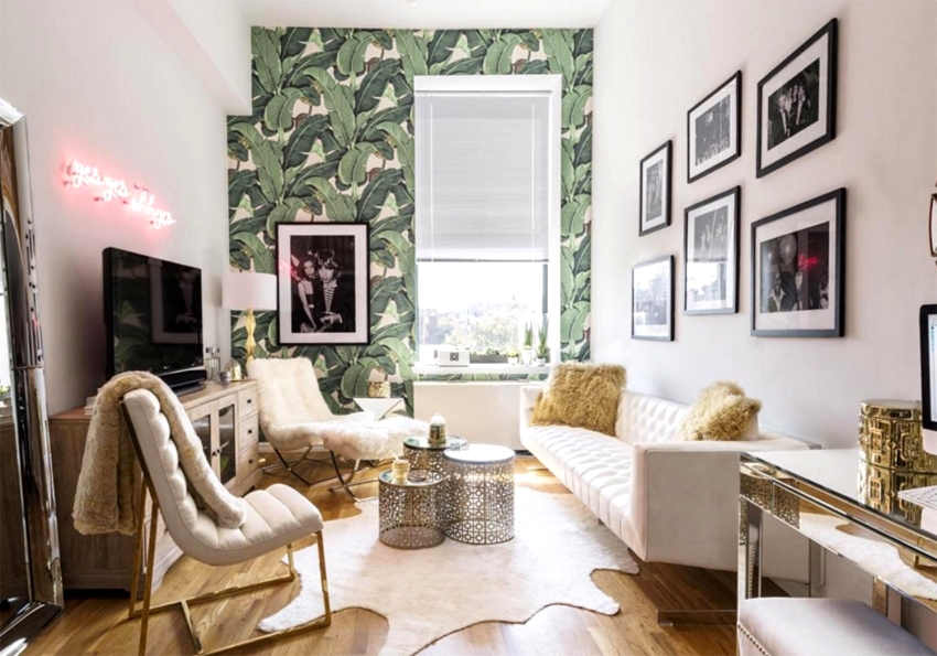 Тапетите с флорален модел могат благоприятно да подчертаят отвора на прозореца в хола Тапетите с флорален модел могат благоприятно да подчертаят отвора на прозореца в хола