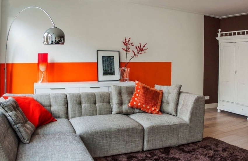 Ако холът е разположен от северната страна на къщата, по-добре е да използвате тапети в ярки, топли цветове. Ако холът е разположен от северната страна на къщата, по-добре е да използвате тапети в ярки, топли цветове.