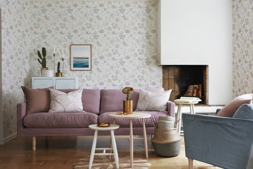 Можете да подчертаете характеристиките на оформлението на хола, като използвате два вида тапети Можете да подчертаете характеристиките на оформлението на хола, като използвате два вида тапети