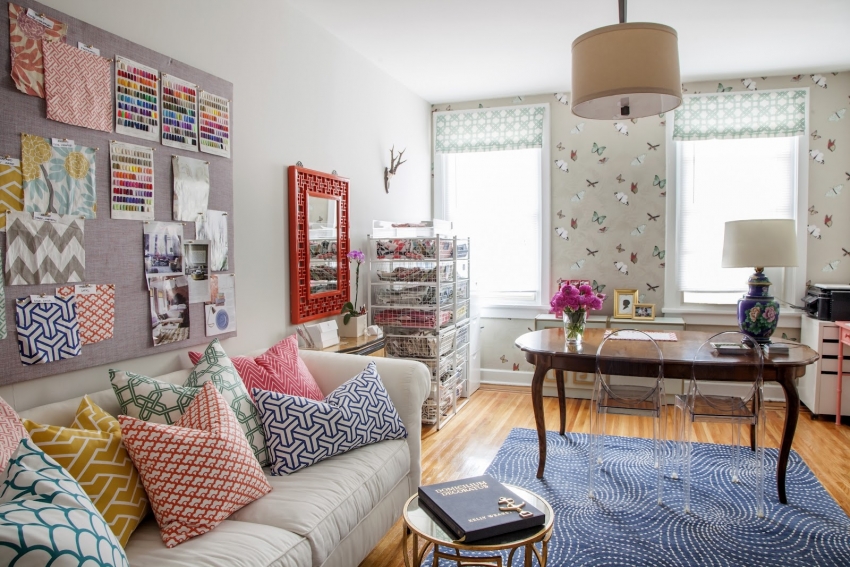 Тапетите с флорални или животински щампи предполагат използването на интериорни детайли и текстил с подобен модел Тапетите с флорални или животински щампи предполагат използването на интериорни детайли и текстил с подобен модел