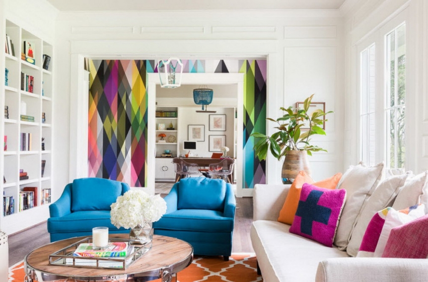 Ярките вложки с геометрични шарки се комбинират най-добре с тапети в неутрални нюанси Ярките вложки с геометрични шарки се комбинират най-добре с тапети в неутрални нюанси