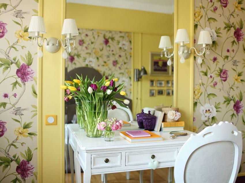 С помощта на корнизи и различни видове тапети можете да създадете уникален интериор на залата в класически стил С помощта на корнизи и различни видове тапети можете да създадете уникален интериор на залата в класически стил