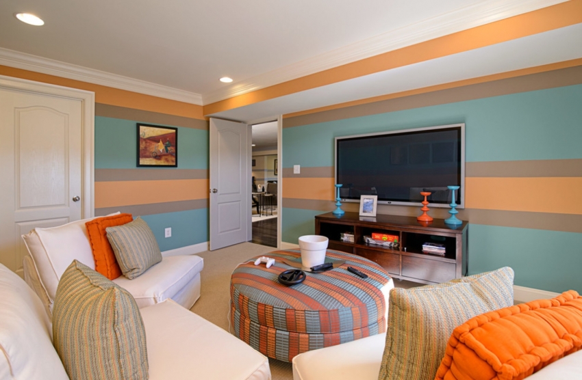 Хоризонталното залепване на многоцветни тапети може визуално да увеличи размера на залата, но тази техника може да се използва само за стаи с високи тавани Хоризонталното залепване на многоцветни тапети може визуално да увеличи размера на залата, но тази техника може да се използва само за стаи с високи тавани