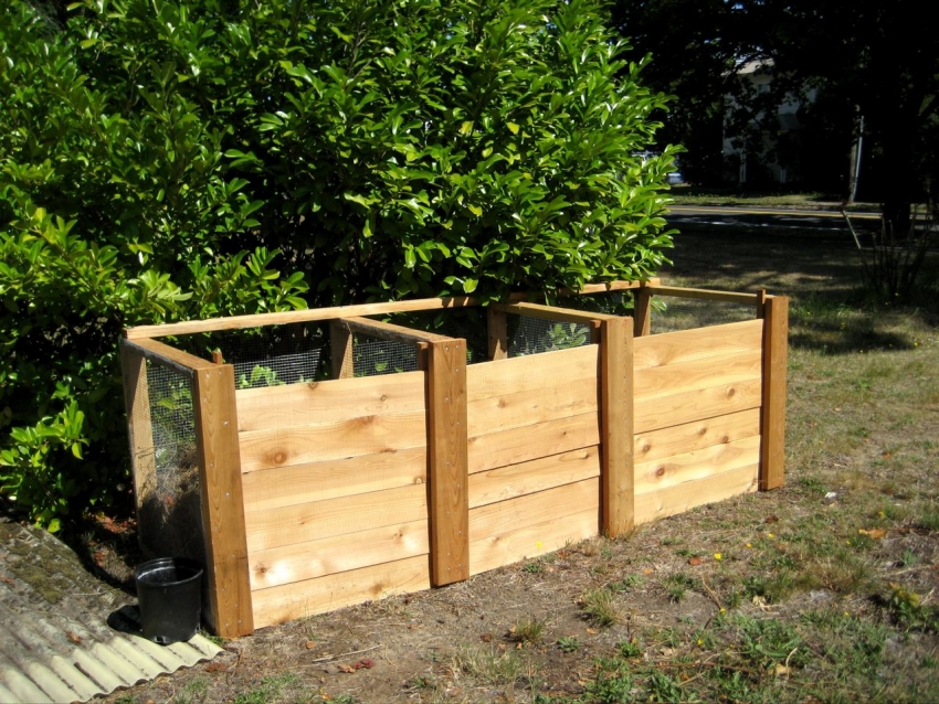 Komposteren kan bygges av skrapmaterialer med egne hender. Komposteren kan bygges av skrapmaterialer med egne hender.