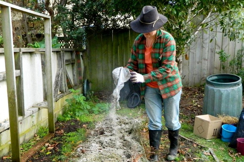 Ved gjødsling av kompost er det viktig å følge proporsjonene som er angitt av produsenten på emballasjen. Ved gjødsling av kompost er det viktig å følge proporsjonene som er angitt av produsenten på emballasjen.