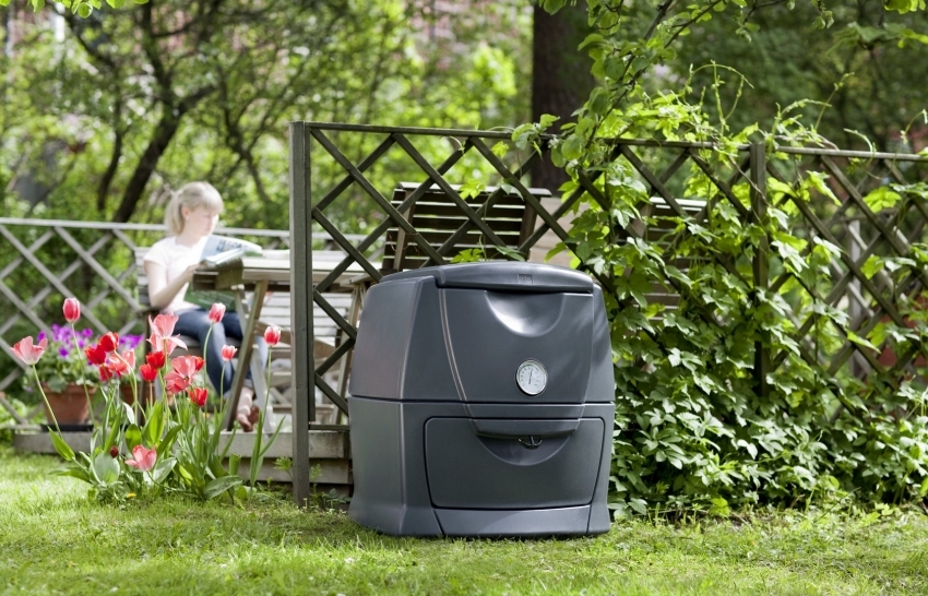 Du kan selv bygge en komposter for en sommerbolig eller kjøpe en ferdig modell i en spesialforretning Du kan selv bygge en komposter for en sommerbolig eller kjøpe en ferdig modell i en spesialforretning