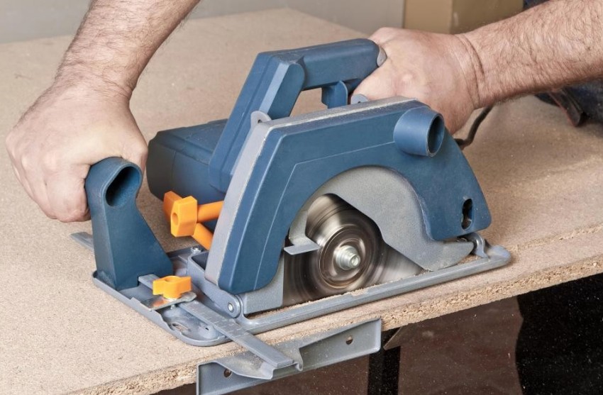 עדיף להפקיד ניסור של סיבית למינציה בידי מאסטר מקצועי עדיף להפקיד ניסור של סיבית למינציה בידי מאסטר מקצועי