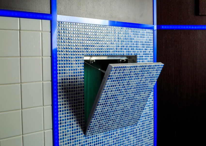 La tapa de claveguera es pot enrajolar amb rajoles ceràmiques, mosaics o altres materials La tapa de claveguera es pot enrajolar amb rajoles ceràmiques, mosaics o altres materials