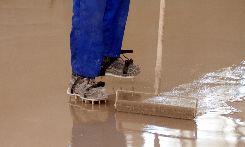 Το αυτοεπιπεδούμενο δάπεδο μπορεί να χρησιμοποιηθεί ως βάση για την τοποθέτηση ενός νέου στρώματος πλακιδίων Το αυτοεπιπεδούμενο δάπεδο μπορεί να χρησιμοποιηθεί ως βάση για την τοποθέτηση ενός νέου στρώματος πλακιδίων