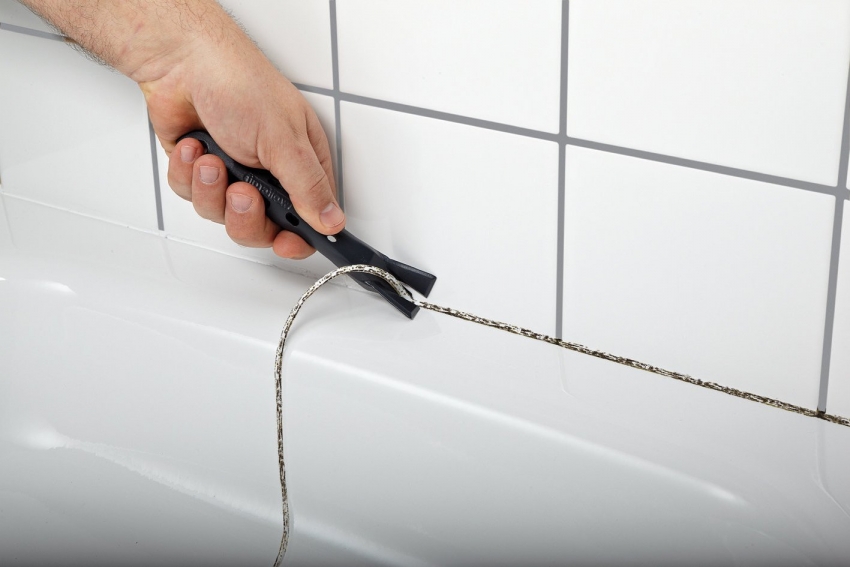 Μπορείτε να αφαιρέσετε το παλιό ρευστοκονίαμα χρησιμοποιώντας ένα ειδικό εργαλείο ή ένα κανονικό μαχαίρι. Μπορείτε να αφαιρέσετε το παλιό ρευστοκονίαμα χρησιμοποιώντας ένα ειδικό εργαλείο ή ένα κανονικό μαχαίρι.