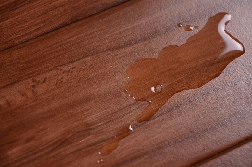 Fuktmotstanden til flisen lar deg bruke den på badet eller på kjøkkenet. Fuktmotstanden til flisen lar deg bruke den på badet eller på kjøkkenet.