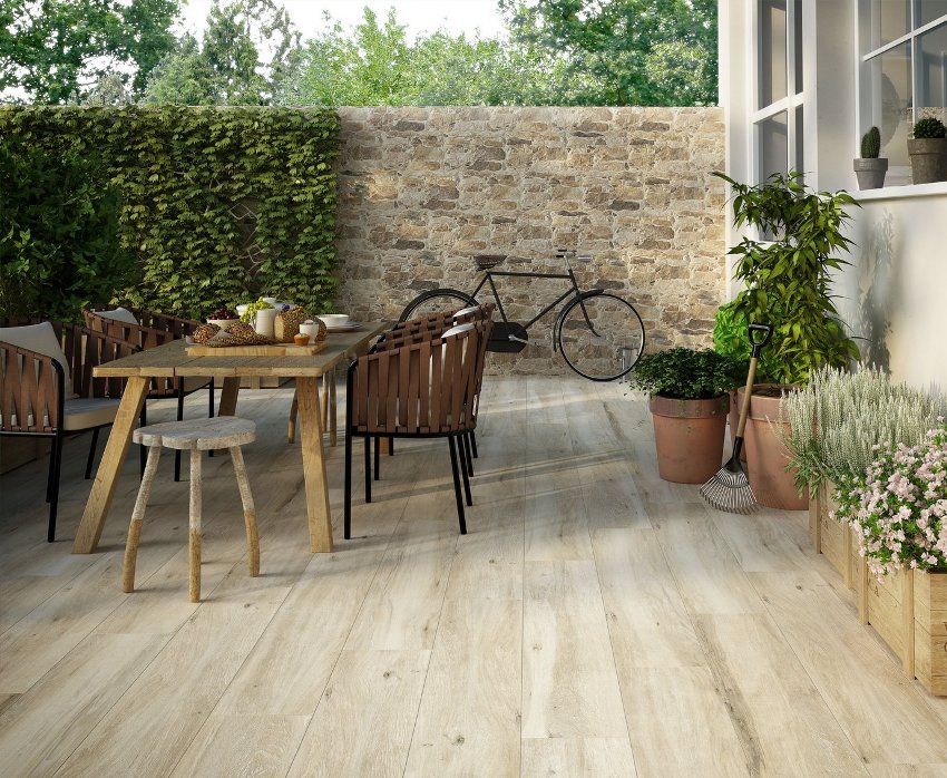 På grunn av økt slitestyrke og styrke, brukes flisen ofte som tildekking på åpne terrasser På grunn av økt slitestyrke og styrke, brukes flisen ofte som tildekking på åpne terrasser