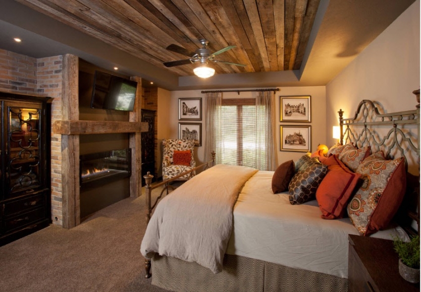 תקרת עץ תלויה נראית מרשימה למדי, במיוחד בפנים בסגנון כפרי או פרובנס תקרת עץ תלויה נראית מרשימה למדי, במיוחד בפנים בסגנון כפרי או פרובנס