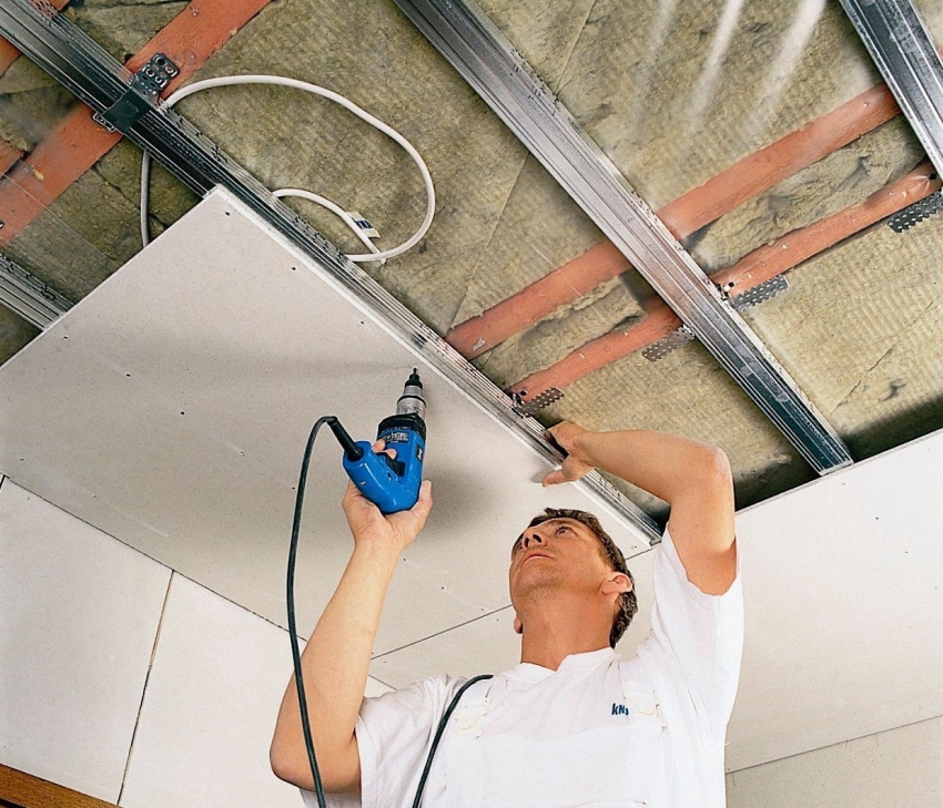 במקרה של התקנת תקרה תלויה בבית פרטי, ניתן בנוסף לבודד את החדר עם בידוד מוסתר מאחורי הציפוי במקרה של התקנת תקרה תלויה בבית פרטי, ניתן בנוסף לבודד את החדר עם בידוד מוסתר מאחורי הציפוי