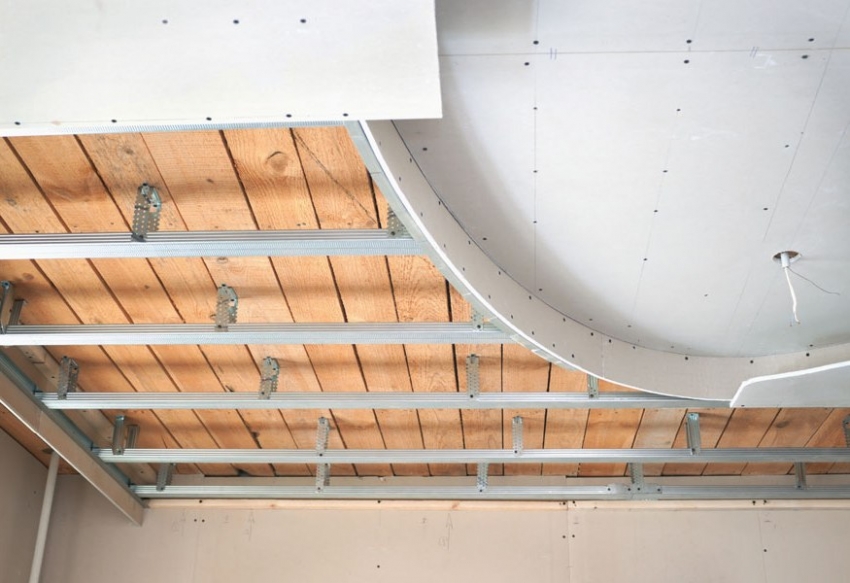 דוגמה להתקנה של מבנה תקרה כוזב דו-שכבתי דוגמה להתקנה של מבנה תקרה כוזב דו-שכבתי