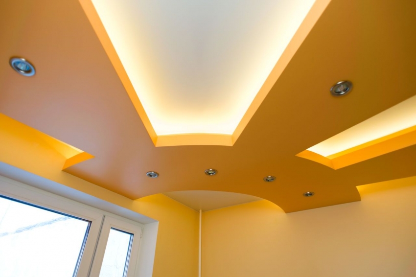 כדי ליצור עיצוב יוצא דופן לתקרה תלויה, יש צורך לפתח תוכנית עם חישובים מפורטים כדי ליצור עיצוב יוצא דופן לתקרה תלויה, יש צורך לפתח תוכנית עם חישובים מפורטים