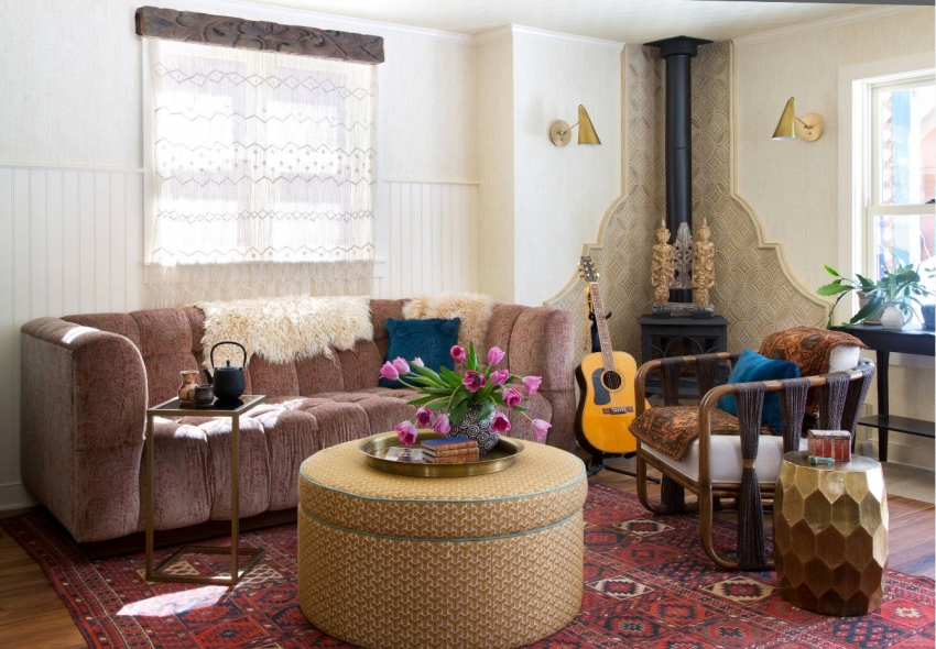 Тапетът може успешно да се комбинира с други довършителни материали, например дървена вагонка или декоративна текстурирана мазилка Тапетът може успешно да се комбинира с други довършителни материали, например дървена вагонка или декоративна текстурирана мазилка