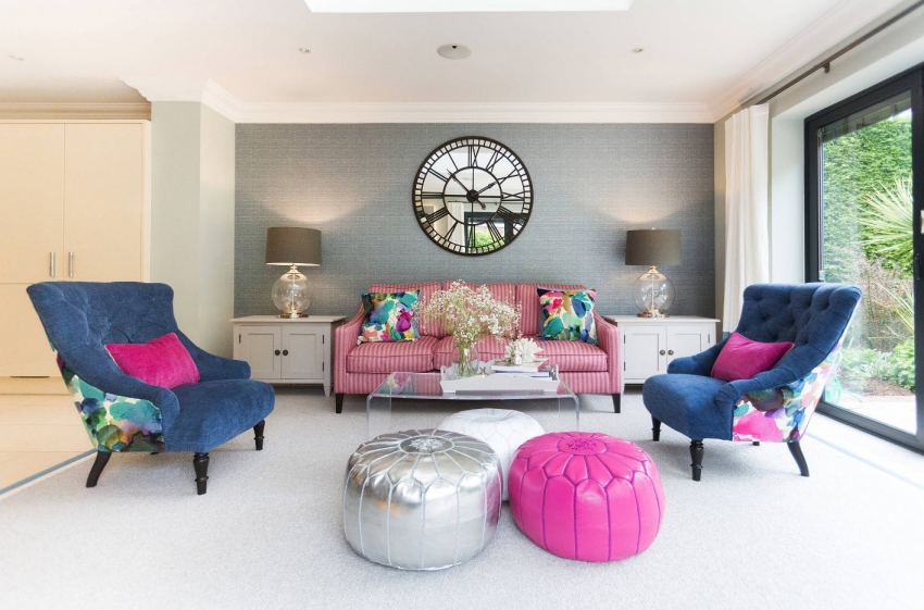 Пример за успешно използване на тапети за украса на акцентна стена в хол Пример за успешно използване на тапети за украса на акцентна стена в хол