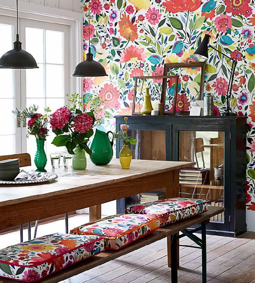 Ярък цветен декор на една от стените в кухнята Ярък цветен декор на една от стените в кухнята