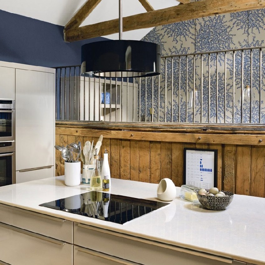 Една от стените на кухнята е боядисана в цвета на отпечатъка върху тапета Една от стените на кухнята е боядисана в цвета на отпечатъка върху тапета